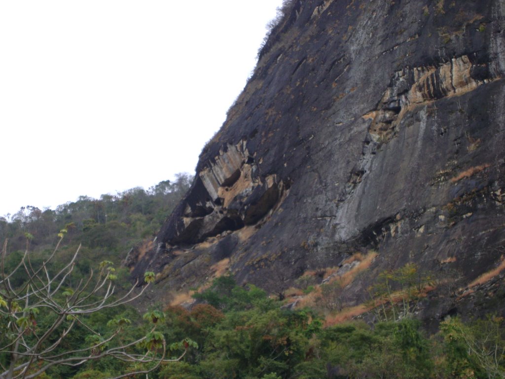 CAVERNA - PEDRA ITAÚNA