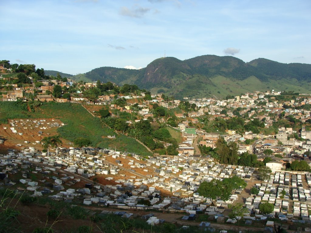 Vista do Cemitério ao fundo a Pedra Itaúna