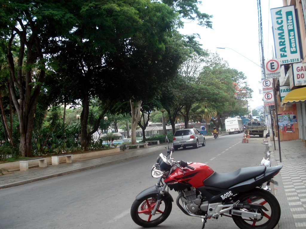 11/08 - Praça central,  Teófilo Otoni, MG - BR