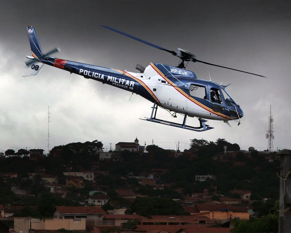 Helicoptero Esquilo da PMMG sobrevoando Teofilo Otoni, igreja ao fundo.