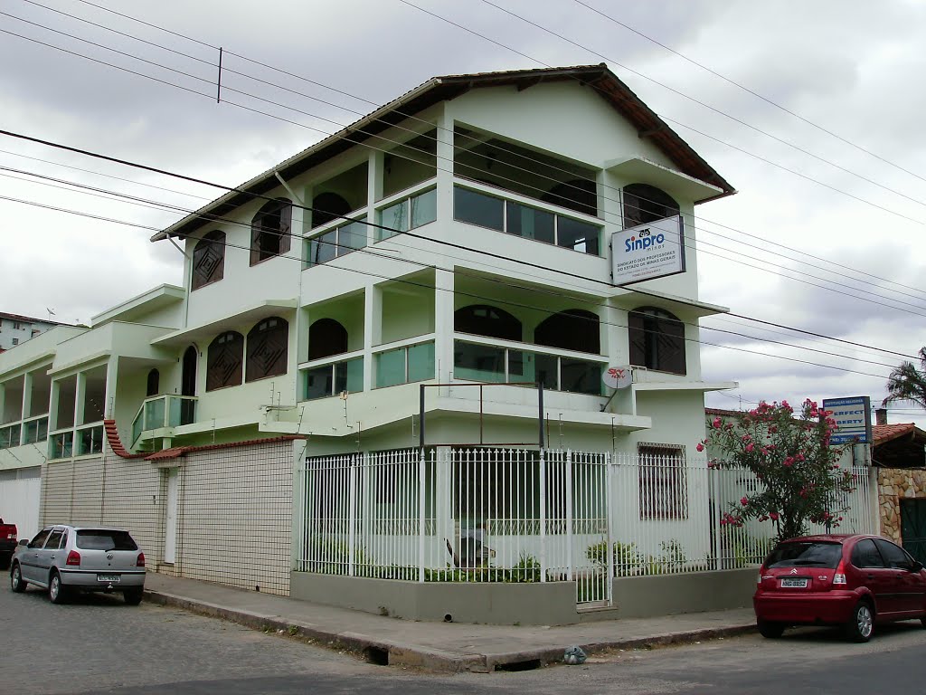 Primeiro pavimento Instituição Religiosa Perfect Liberty, segudo pavimento residencia particular, terceiro pavivento Sindicato dos Professores  - Teófilo Otoni