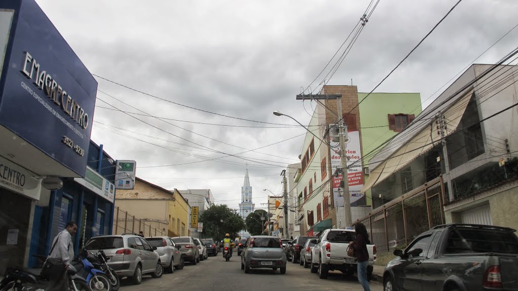 Centro de Teófilo Otoni, ao fundo a Igreja Matriz