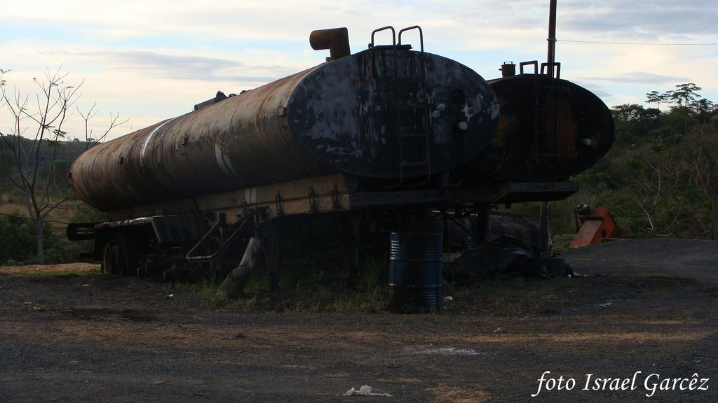 Carreta com piche abandonada as margens do Rio Uberaba.