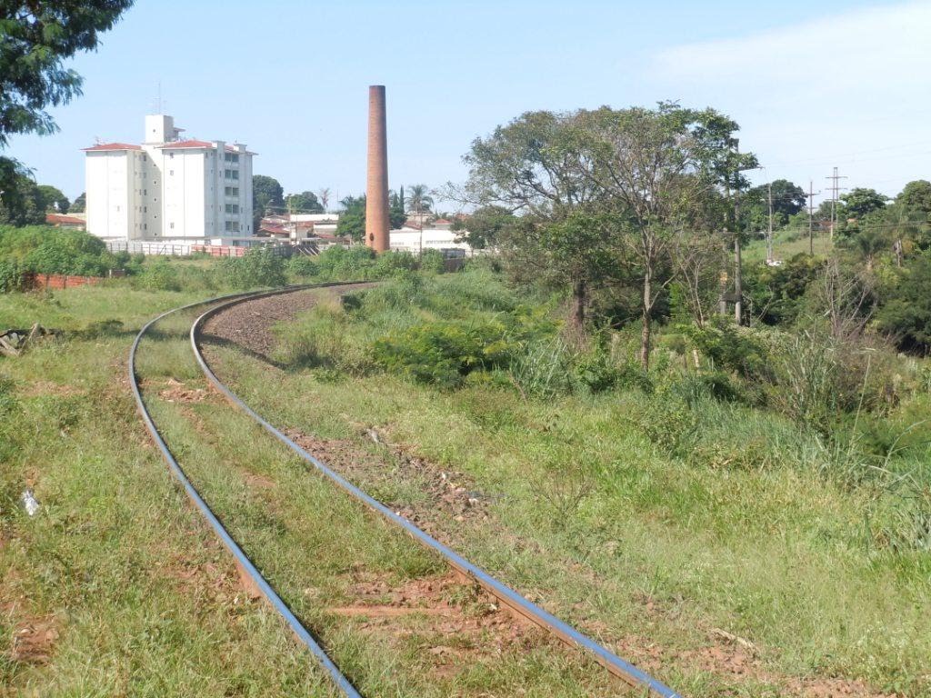 Via Férrea e Chaminé Antiga Fábrica de Óleo
