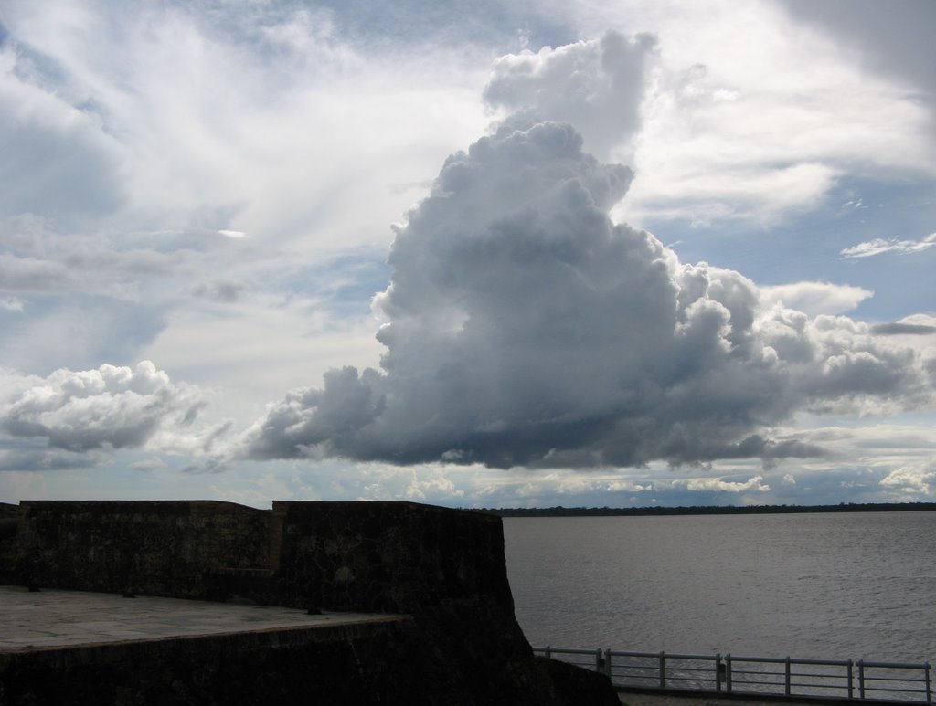Nuvem/chuva e baía de Guajará, desde o Forte do Presépio (Forte do Castelo/Complexo Feliz Lusitânia), Belém, PA, Brasil.