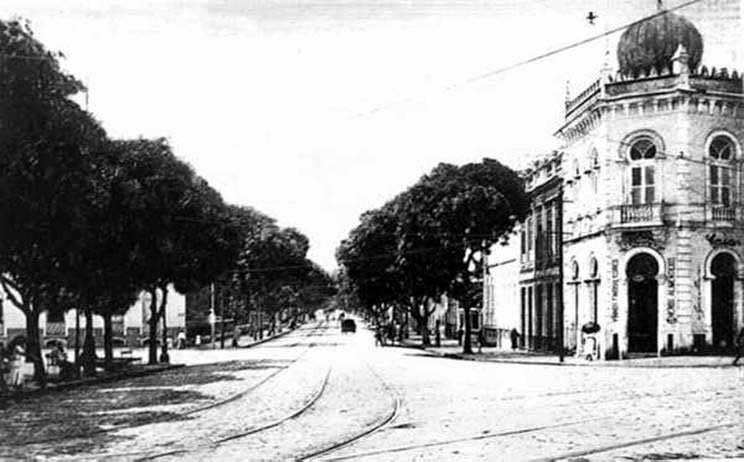 Belém Antiga, do início do século XX - Veja foto atual dessa avenida:  http://www.panoramio.com/photo/63941110?tag=Av.%20Nazar%C3%A9