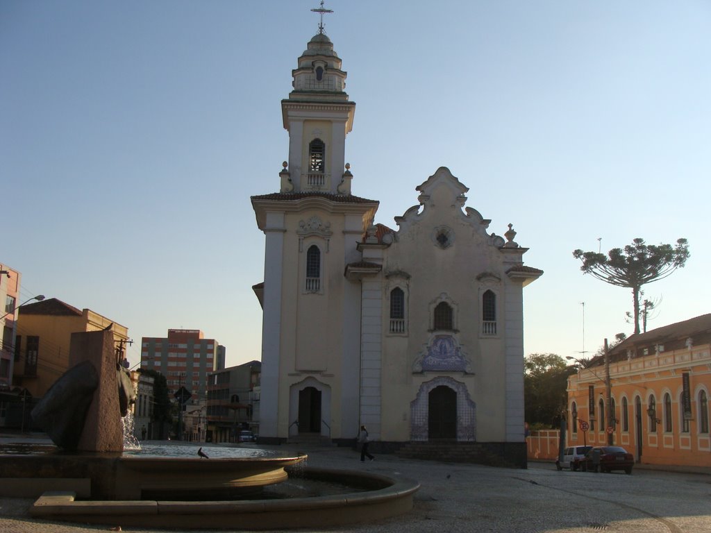 Igreja Nossa Senhora do Rosário, no fundo o pinheiro, árvore símbolo do Paraná - Curitiba