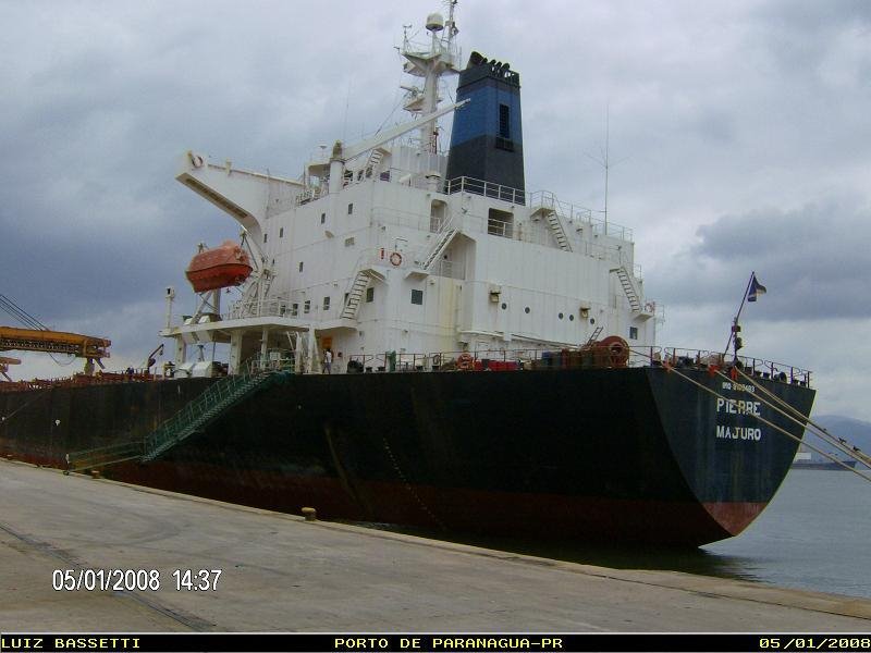 Navio atracado no porto de Pranagua.
