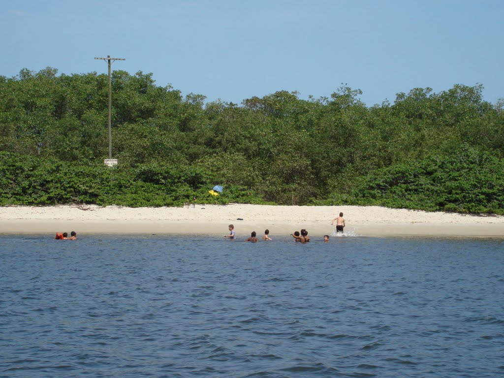 Crianças em prainha no mangue em Paranaguá, Brasil