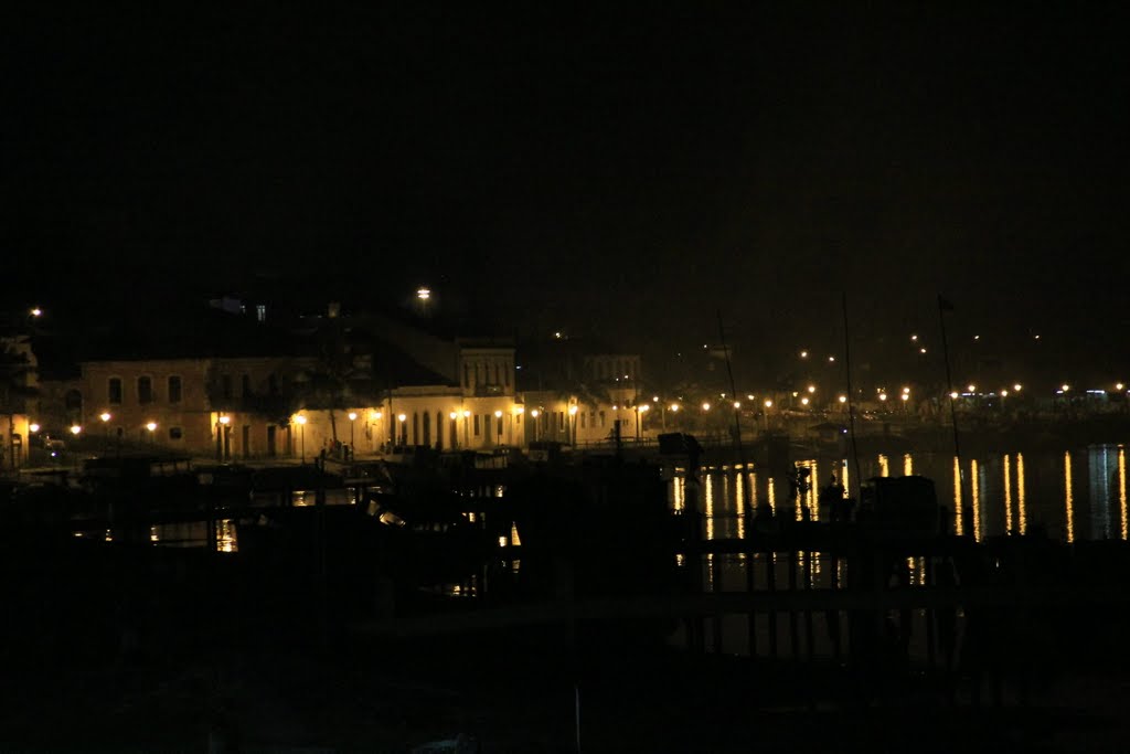 Vista noturna da orla de Paranaguá a partir da ponte para a Ilha dos Valadares, PR.