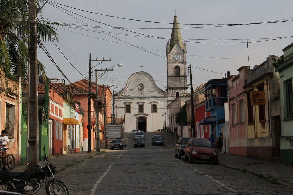 Vista diurna da Catedral no final da Rua João Régis em Paranaguá, PR.