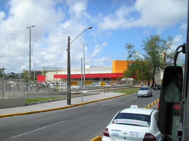 Av. Governador Carlos de Lima Cavalcante, bairro de Casa Caiada