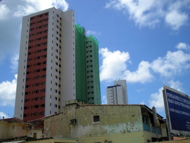 Enormes prédios em construção na cidade de Olinda