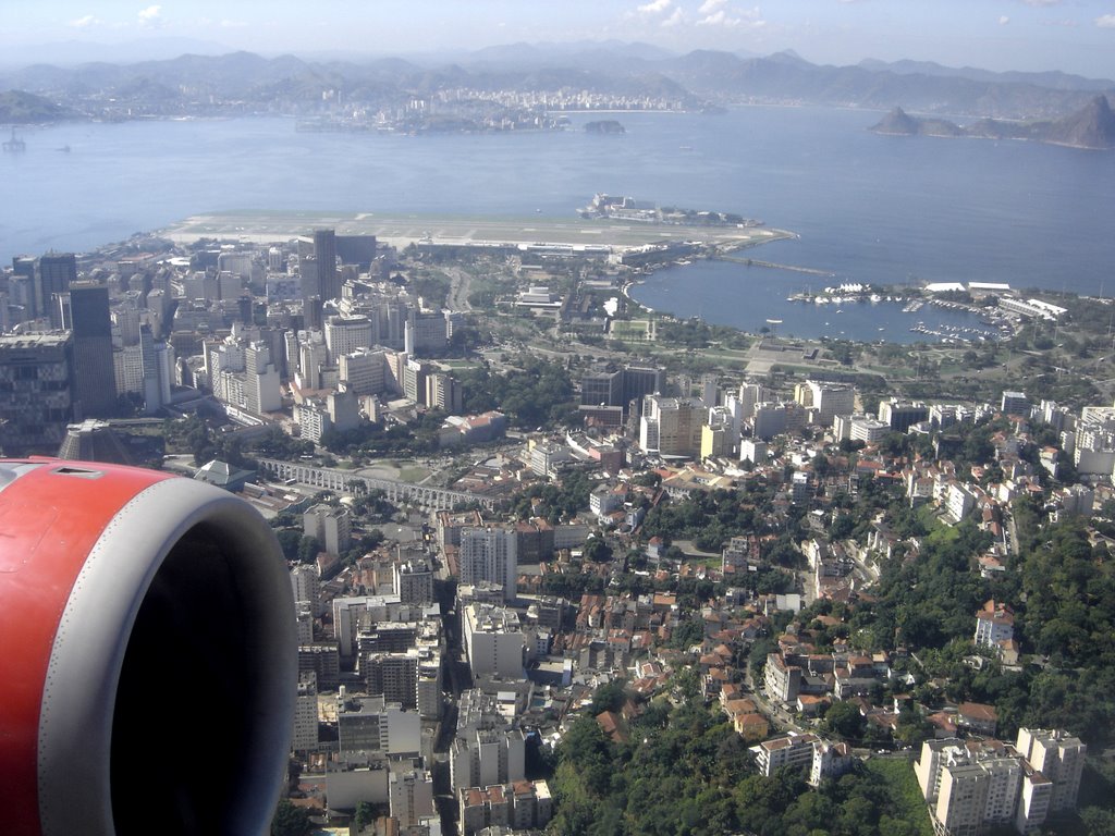 Santa Teresa, Arcos da Lapa, Glória/Centro, aeroporto Santos Dumont (SDU), baía da Guanabara e Niterói (aos fundos), RJ, Brasil.