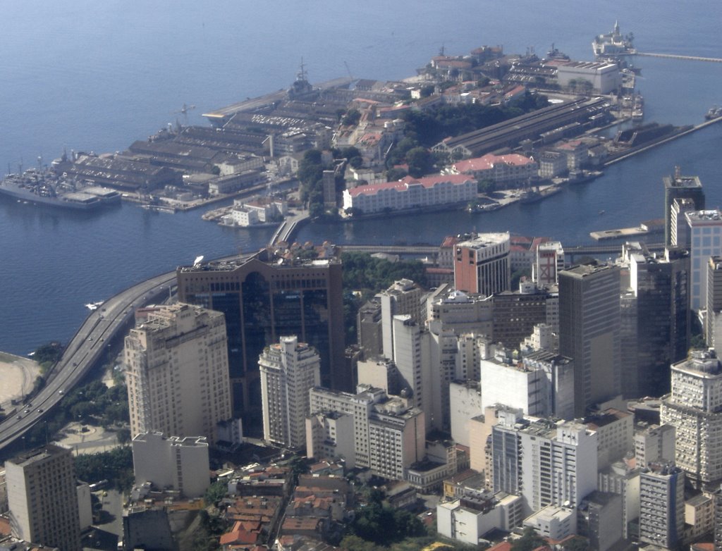 Centro (vista parcial), Ilha das Cobras e Arsenal da Marinha do Brasil (com porta-aviões "São Paulo", ex. "Mal.Foch"), Rio de Janeiro, RJ, Brasil.