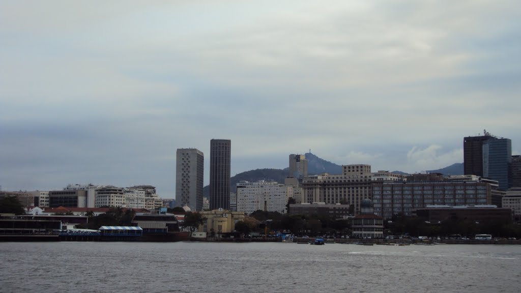Desde a Baía da Guanabara - ao fundo parte do centro do Rio de Janeiro - RJ - set/2010
