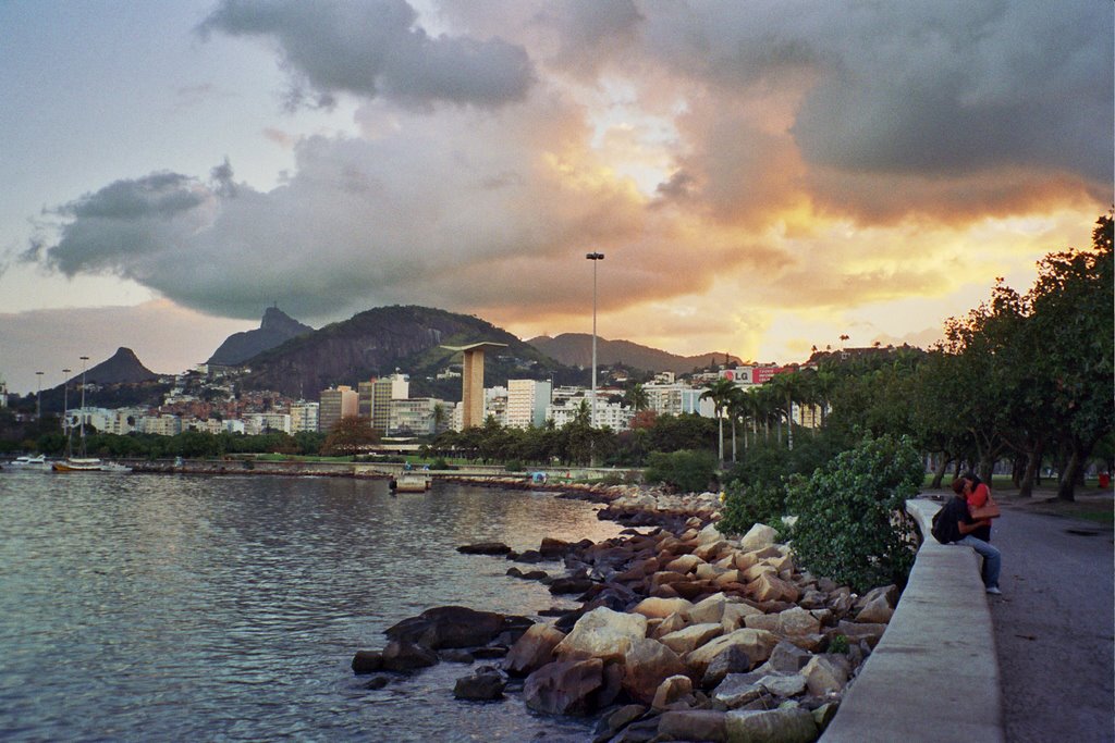 O Corcovado e o Monumento aos Pracinhas (1960) vistos desde os Jardims do Museu de Arte Moderna (julho 2004).