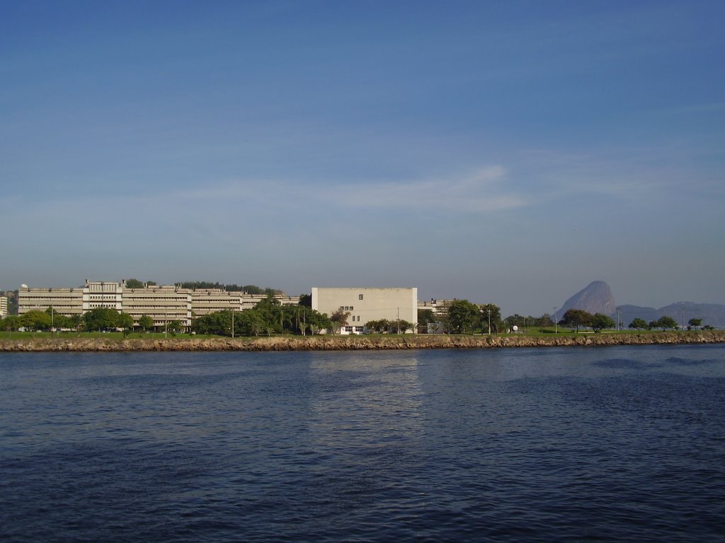 UFF - Campus do Gragoatá com Pão de Açúcar ao fundo