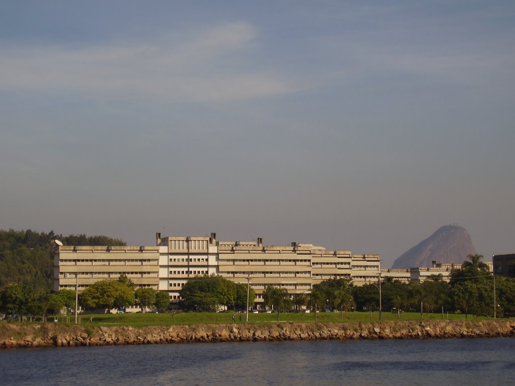 UFF - Campus do Gragoatá com Pão de Açúcar ao fundo