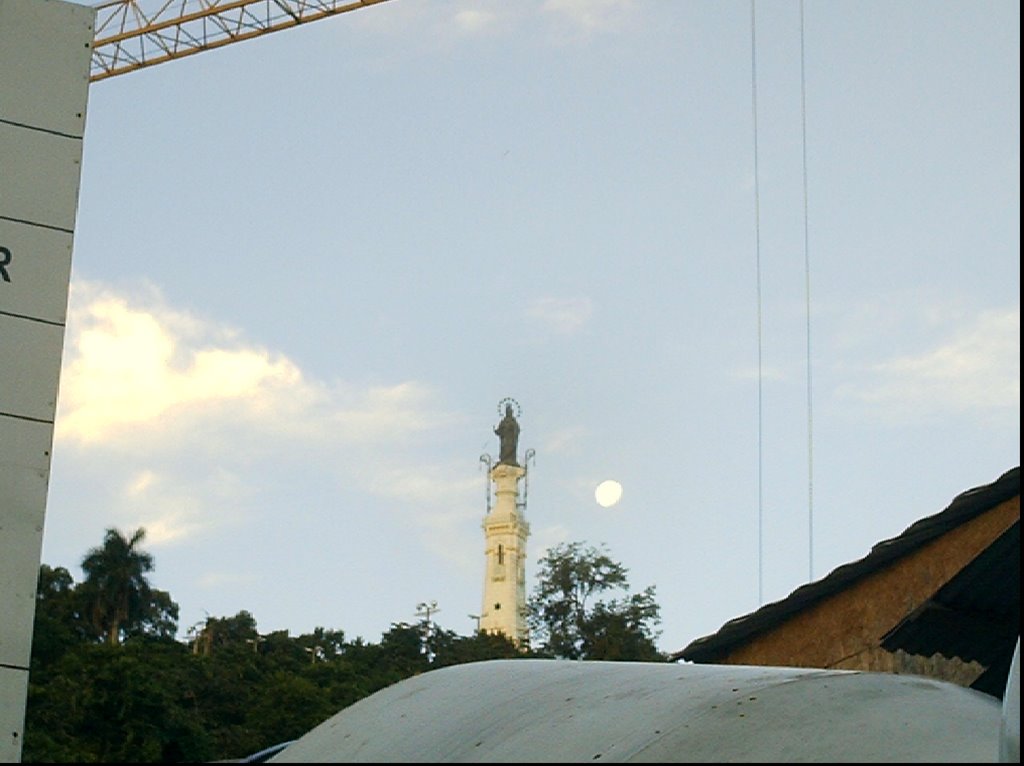 Nossa Senhora Auxiliadora ( e a Lua, ao lado )