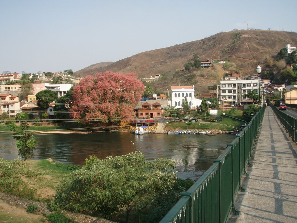 Visual da ponte antiga e o rio Paraíba do Sul