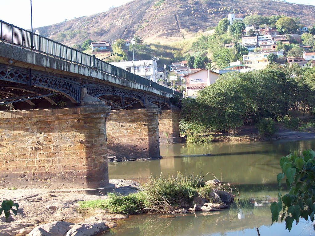 Esta ponte foi construida pelos escravos data do 2º reinado