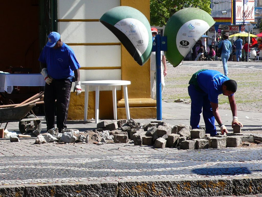 arreglando adoquines de Pelotas, Brasil
