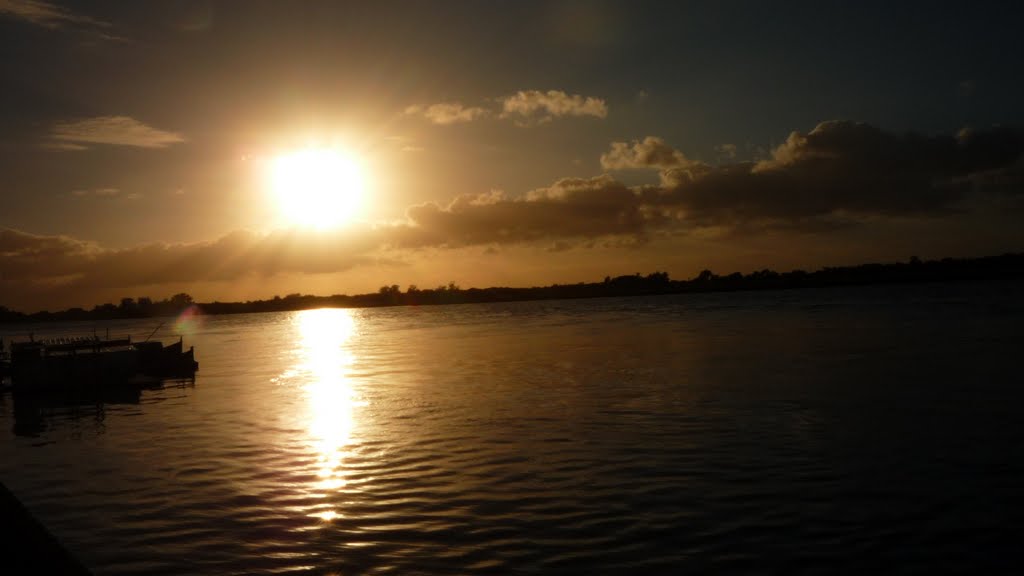 Sol nascendo sobre o canal de São Gonçalo, Pelotas, RS