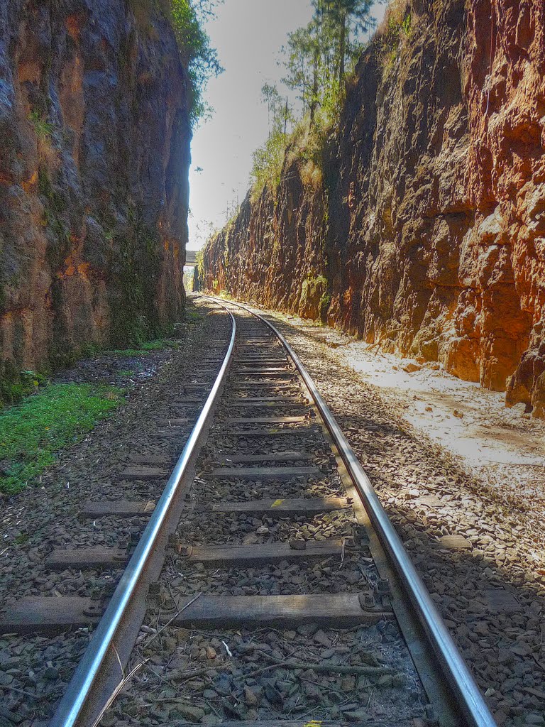 Trilhos de Rubião à Botucatu entre rochas de arenito