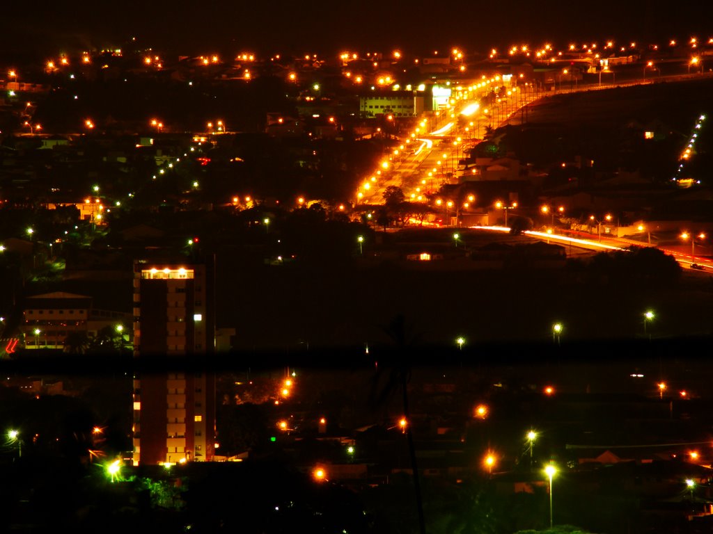 Noturna: Avenida João Franceschi vista do outro lado da cidade
