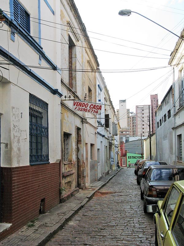Antiga rua de casas centenárias, onde só cabe um pedestre na calçada de cada vez e mal cabem dois carros lado a lado - setembro/2007