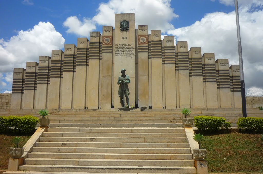 Monumento aos Heróis da Revolução Constitucionalista de 1932 no Cemitério da Saudade, em Campinas.