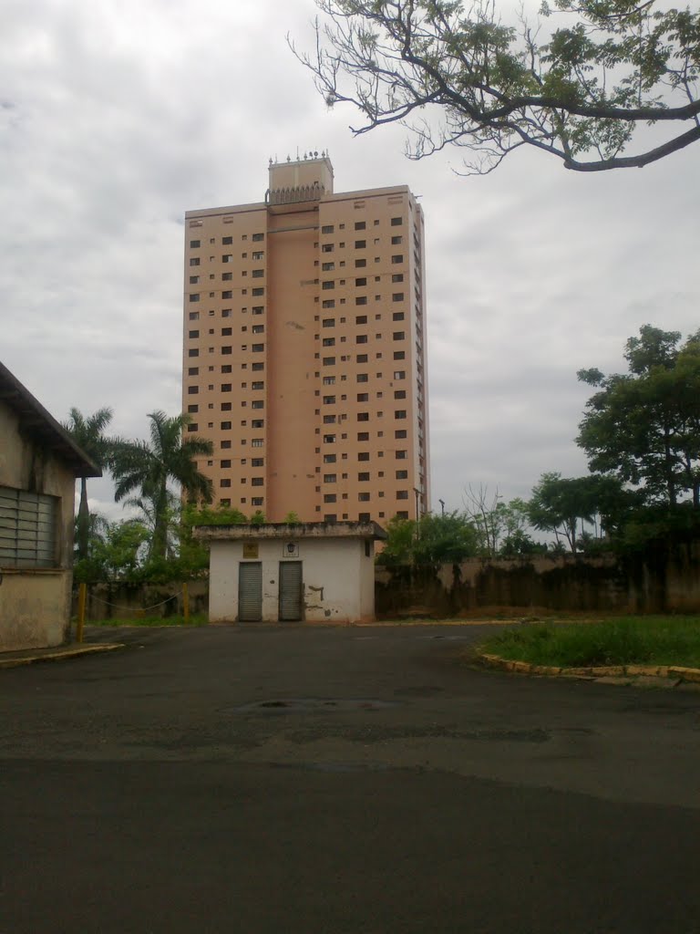 Prédio ao lado Hospital Emilio Carlos - Catanduva-SP - em 08/12/2011