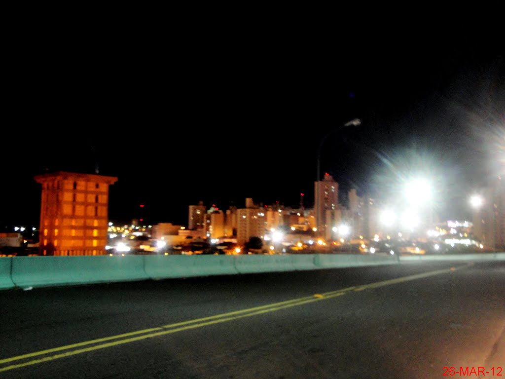 Vista noturna da cidade de Catanduva vista do viaduto Miguel Pachá, inaugurado em JAN/1977. Este viaduto era chamado antigamente de Viaduto Castello Branco.  O viaduto interliga o Bairro de Higienópolis ao Centro da cidade e tem a extensão de 495 metros, 