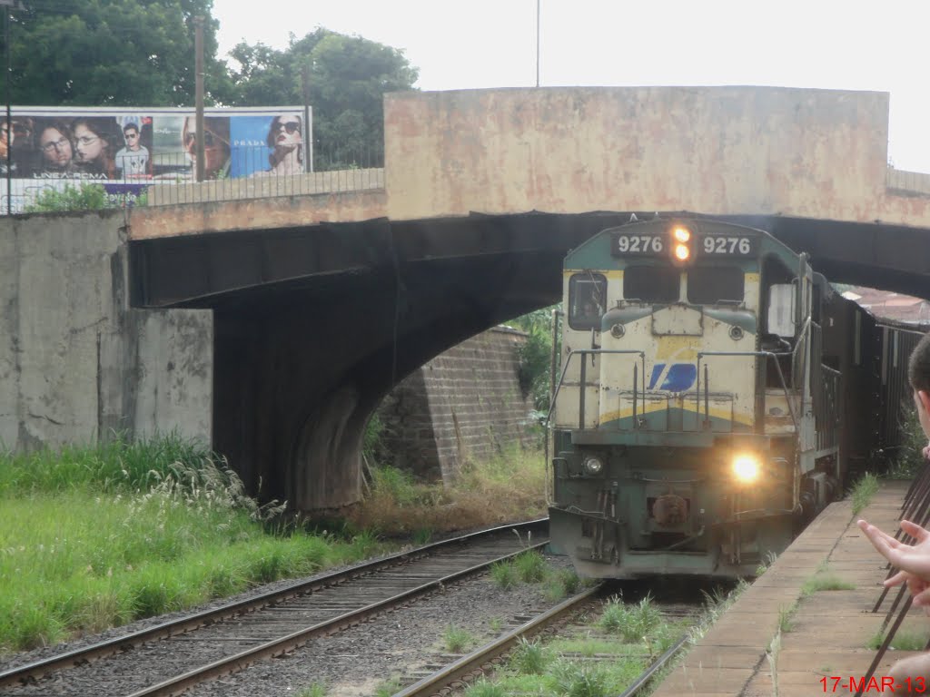 Trem passando pela estação ferroviária de Catanduva. Ao fundo, o viaduto da Rua Sete de Setembro