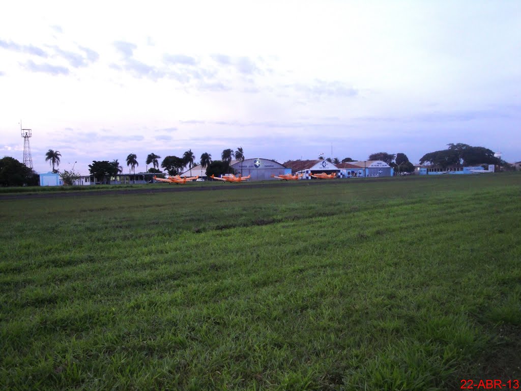 Aeroclube de Catanduva - SDCD. Pista com 1200 x 20 mts de asfalto a 1841 pés (561 metros) de altitude, com balizamento noturno