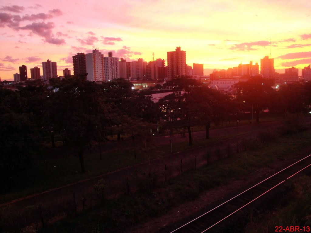 Por do Sol nas tardes de outono na cidade de Catanduva