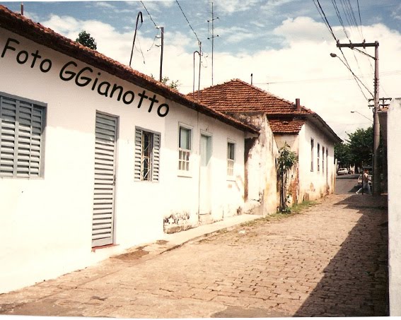 Rua estreita antiga, vila paraíso com Av Piracicaba.