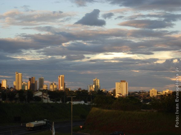 vista da cidade a partir da ponte do campus universitário