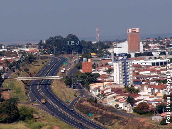 Viaduto sobre a rodovia para o Jd Acapulco
