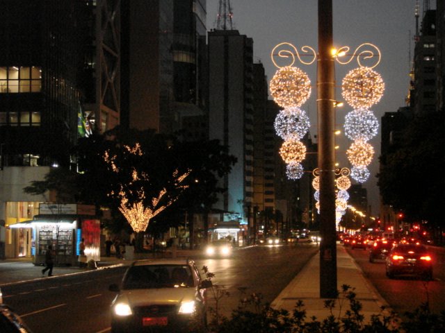 Brasil, São Paulo - Luzes de Natal na Av. Paulista