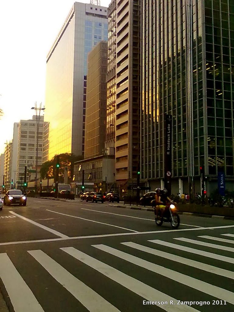 Avenida Paulista ao por do sol