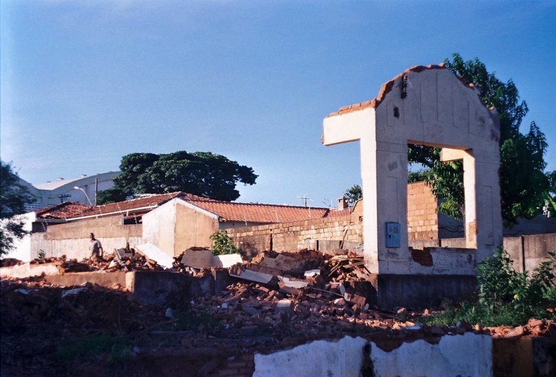 * Demolição em andamento