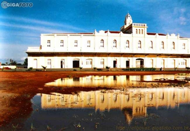 * Estação da Goyaz refletida no espelho dágua de chuva da fachada posterior