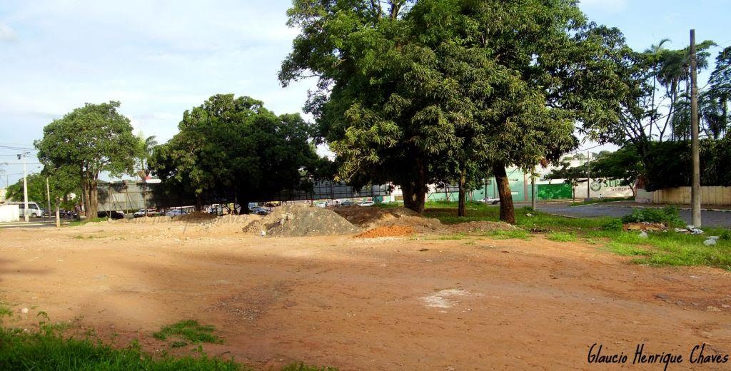 * Terreno de especulação imobiliária