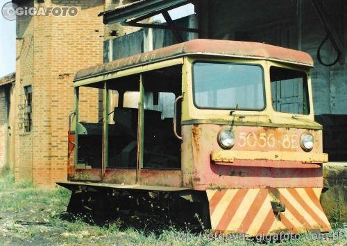 * Automotriz abandonado