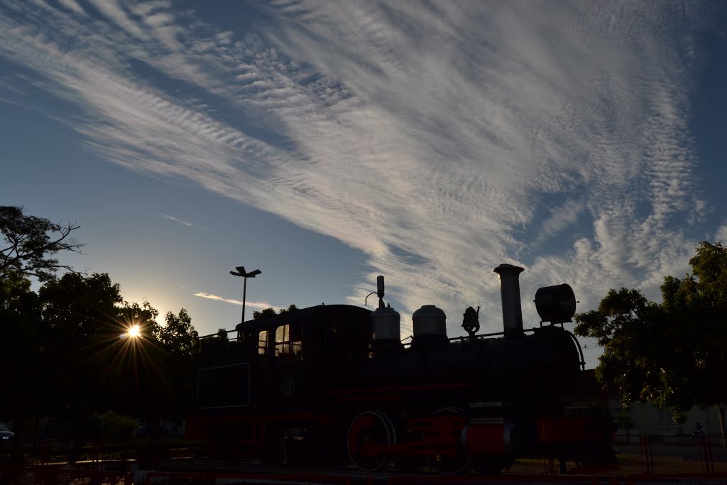Locomotiva ao entardecer em Araguari, Minas Gerais - Brasil