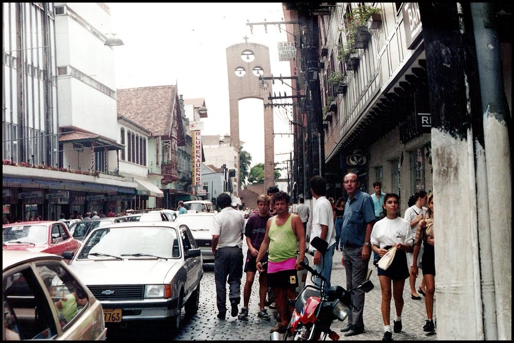 Rua Do Centro E Torre Da Catedral Ao Fundo