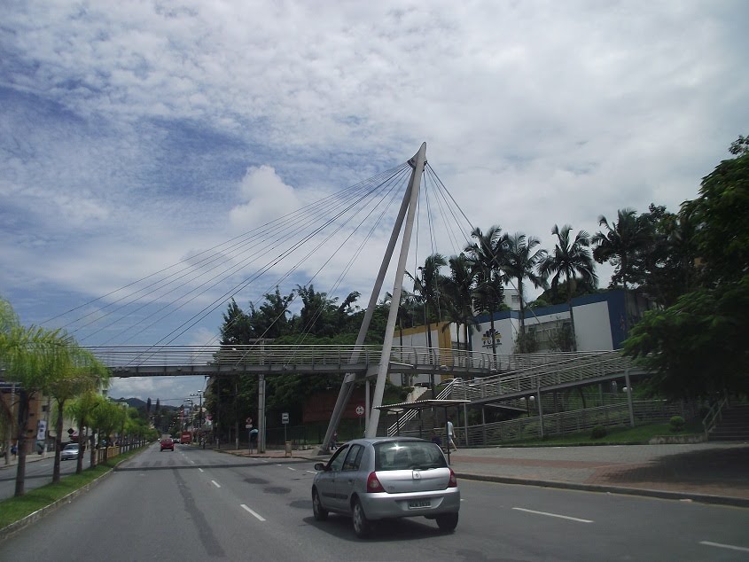 Passarela em frente a FURB