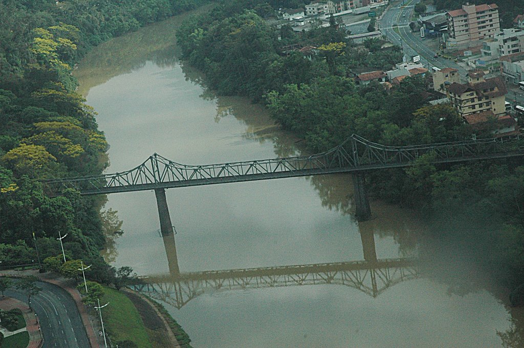 PONTE FERROVIARIA TODA EM AÇO E RESTAURADA NO CENTRO DE BLUMENAU - VISTA AEREA